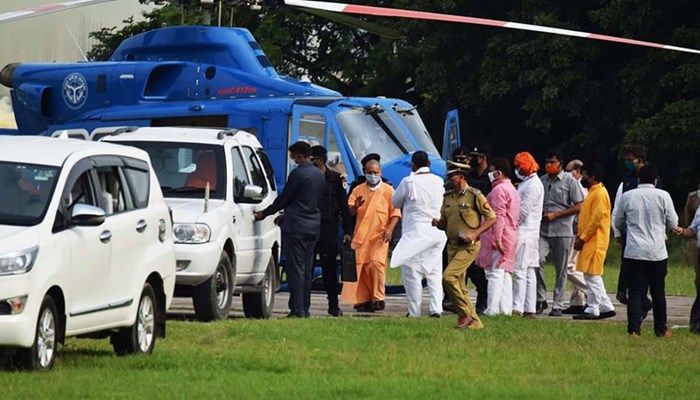 झांसी दौरे के दौरान हेलीपेड पर भीड़ देख नाराज हुए सीएम योगी, ‘गार्ड ऑफ ऑनर’ लेने से भी किया इनकार